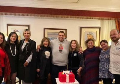 مع أسرتها.. بوسي تحتفل بعيد ميلادها (فيديو)