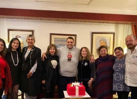 مع أسرتها.. بوسي تحتفل بعيد ميلادها (فيديو)