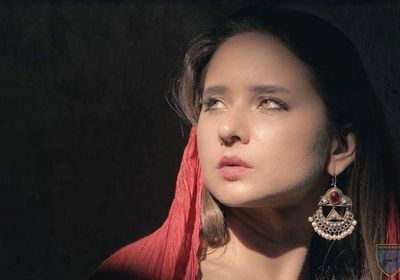 من الأردن.. نيللي كريم تخطف الأنظار بجلسة تصوير جديدة