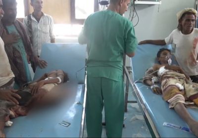 مقذوف حوثي يُصيب طفلين بالخوخة (فيديو)