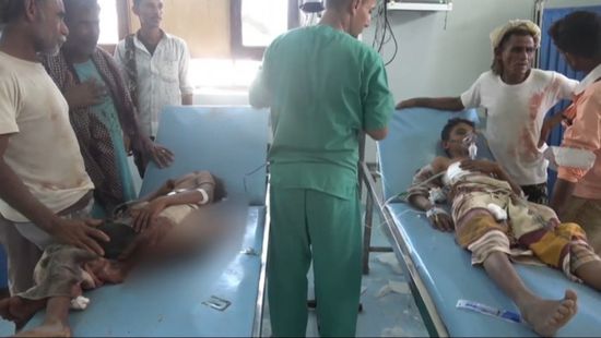 مقذوف حوثي يُصيب طفلين بالخوخة (فيديو)