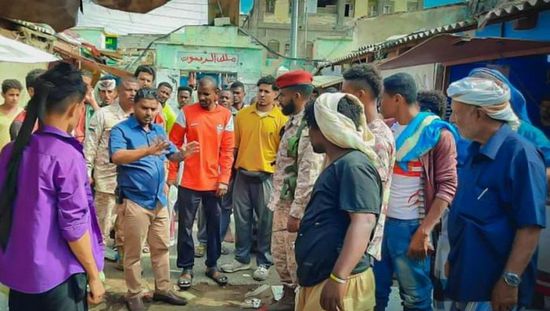 بجولة في الأسواق.. مأمور الشيخ عثمان يزيل البسطات العشوائية