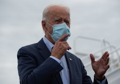  بايدن يطالب الأمريكيين بعدم السفر وارتداء الكمامات