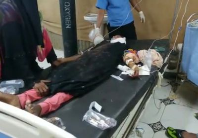 الرصاص أصاب رقبتها.. مليشيا الحوثي تقنص طفلة في الدريهمي (فيديو)