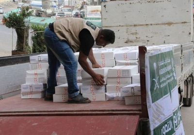 من "سلمان للإغاثة".. 2100 كرتون تمور لنازحي تعز