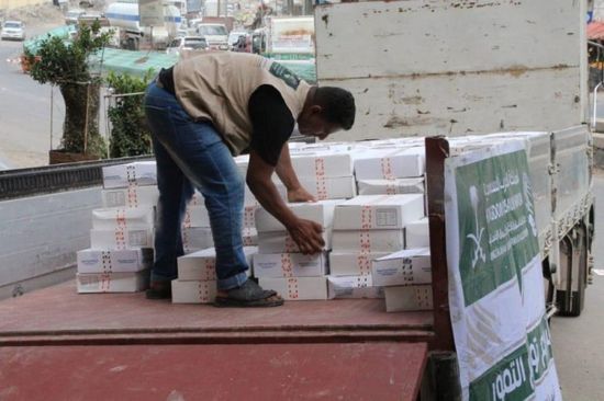 من "سلمان للإغاثة".. 2100 كرتون تمور لنازحي تعز