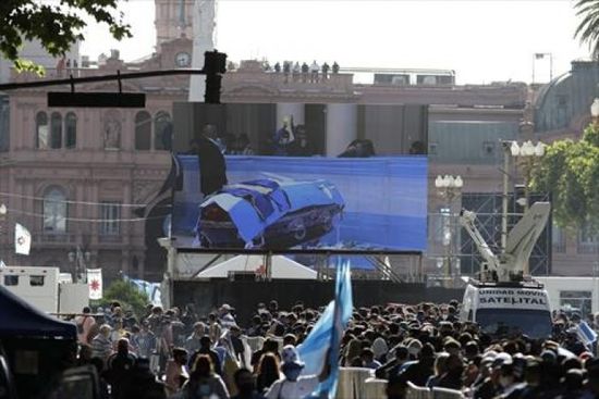 نقل جثمان مارادونا لمقر الحكومة الأرجنتينية وحشود هائلة تشارك في وداعه