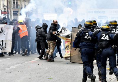  مواجهات في باريس وإضرام نار احتجاجًا على قانون الأمن الشامل