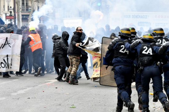  مواجهات في باريس وإضرام نار احتجاجًا على قانون الأمن الشامل