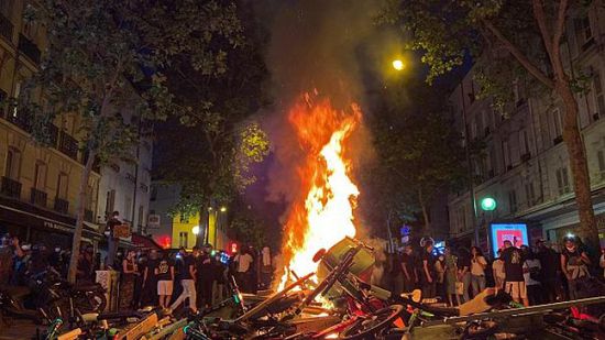  ‏متظاهرون يحرقون أحد المقاهي في ساحة الباستيل وسط باريس ‎