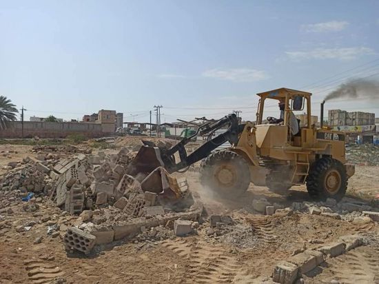 إزالة العشوائيات في مسيال سمعون بالشحر 