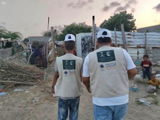 "سلمان للإغاثة" يوزع كراتين تمور في لودر ومودية