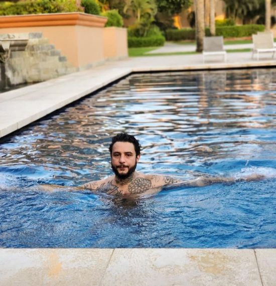 من داخل حمام السباحة.. هكذا ودع أحمد الفيشاوي الصيف