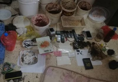 مداهمة وكر تصنيع مخدرات في دار سعد