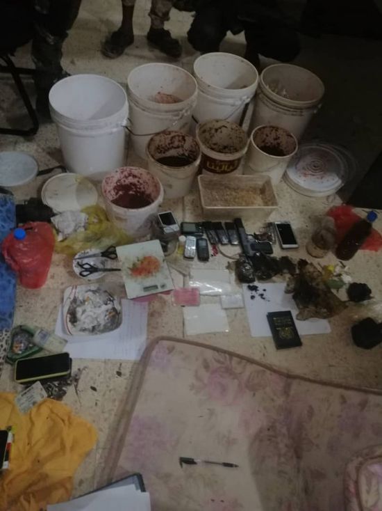 مداهمة وكر تصنيع مخدرات في دار سعد