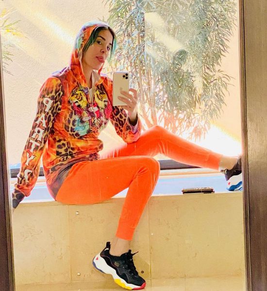 من داخل منزلها.. دومنيك حوراني عفوية في جلسة تصوير جديدة