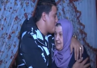 والدة حمو بيكا تنهار بالبكاء وتطلب من هاني شاكر الصفح عن نجلها (فيديو)