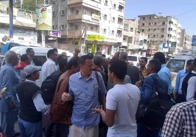 بعد اعتداء مليشيا الإخوان.. موظفو مالية تعز يعلنون الإضراب