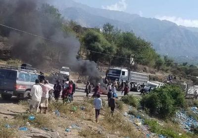 مسلحون يقطعون طريقًا رئيسيًا في مدينة تعز