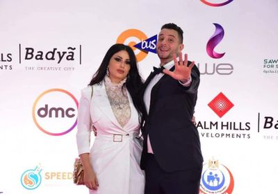 أحمد الفيشاوي يتألق مع زوجته على السجادة الحمراء لمهرجان القاهرة السينمائي (صور)