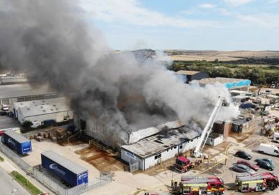 بريطانيا: مقتل شخص وإصابة آخرين في انفجار مستودع