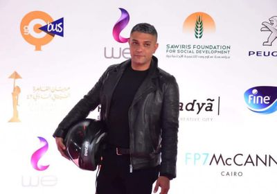 بعد إطلالته الغريبة بمهرجان القاهرة السينمائي.. آسر ياسين يكشف موعد طرح "الشايب"
