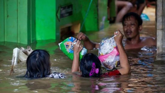 مصرع 5 أشخاص نتيجة فيضانات بإندونيسيا