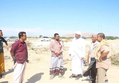 "طوارئ الشحر" تقرر إزالة العشوائيات بملحق "الإرسال الإذاعي"