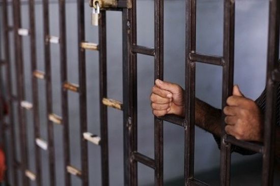 سجين يواصل إضرابه عن الطعام بمعتقل في لحج