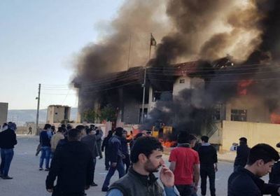 العراق.. موظفون يحرقون مقار حزبية احتجاجًا على تأخر الرواتب 