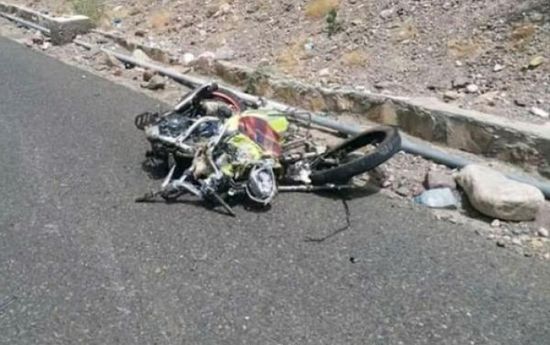 بسرعة جنونية.. طقم عسكري إخواني يصطدم بسائق دراجة