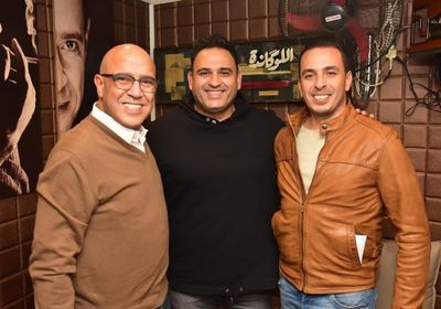 أكرم حسني يشيد بفريق عمل مسرحية "اللوكاندة"