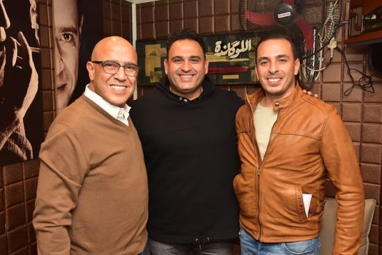 أكرم حسني يشيد بفريق عمل مسرحية "اللوكاندة"