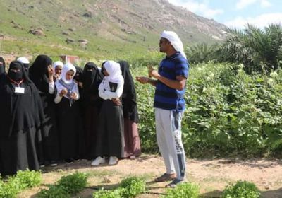 طالبات "زهراء سقطرى" يزرن مزرعة "خليفة الإنسانية" النموذجية