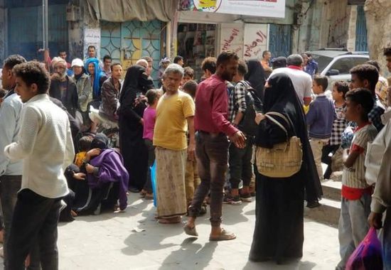 سيدة تغلق باب موسى بتعز