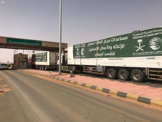 تحمل 33 ألف كرتون تمور.. 11 شاحنة إغاثية تعبر منفذ الوديعة