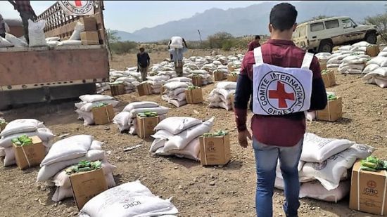 "الصليب الأحمر" ينتهي من توزيع مساعدات غذائية في حجر