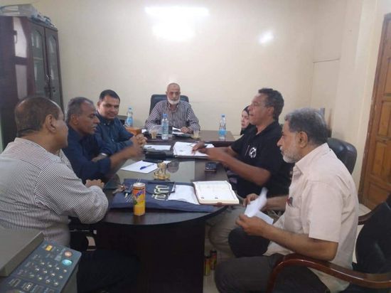 "الأراضي والمساحة" تبحث تسليم مخططات المنشآت الرياضية بعدن