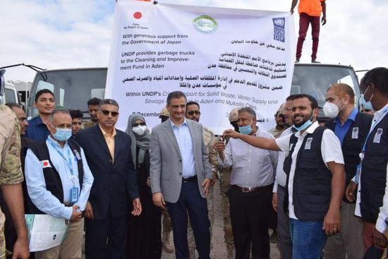 اليابان تمنح صندوق نظافة عدن 13 شاحنة متطورة
