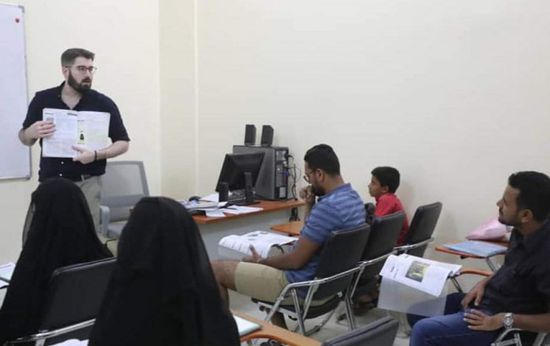 خليفة الإنسانية تُجود التعليم بسقطرى بمدرسين أجانب