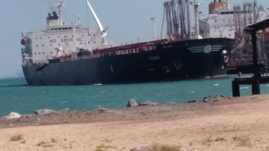 محملة بالديزل.. ناقلة نفطية تصل إلى ميناء الزيت