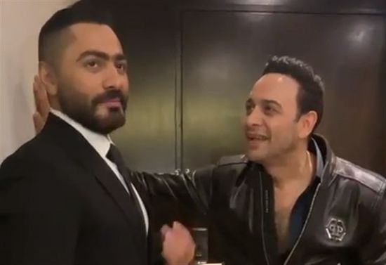 تامر حسني يقلد مصطفى قمر (فيديو)