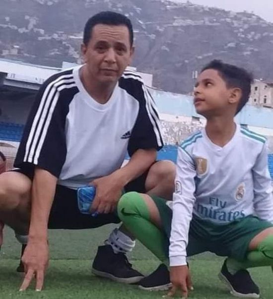 بجريمة مروعة.. قذيفة حوثية تقتل مدربًا ونجله بتعز