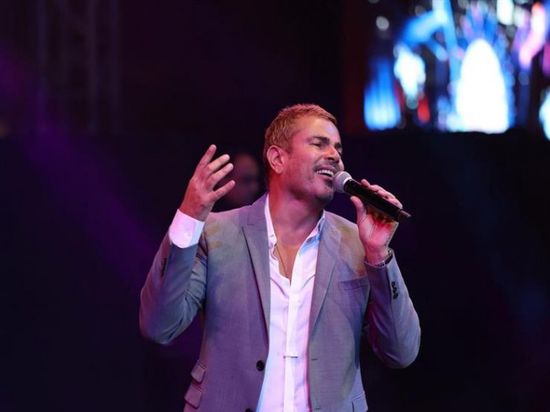 قبل طرحها.. عمرو دياب يغني "محسود" (فيديو)