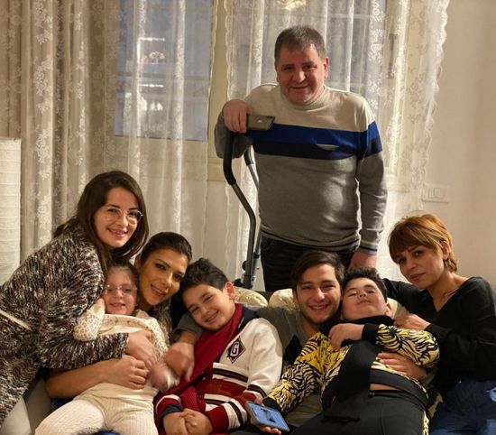 بعد سنوت من الانفصال.. أصالة تلتقي بوالد أبنائها أيمن الذهبي