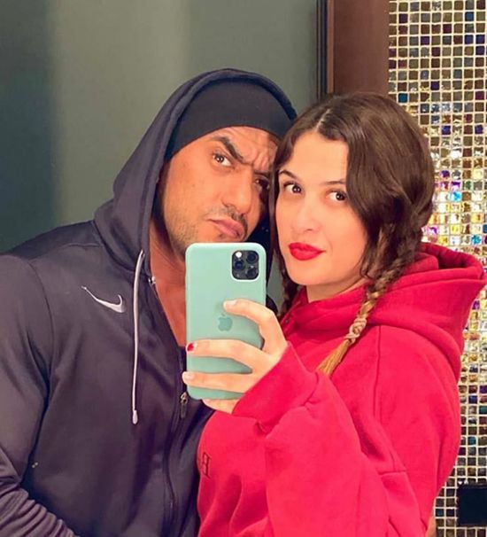 من داخل منزلهما.. ياسمين عبدالعزيز تحتفل بعيد ميلاد أحمد العوضي 