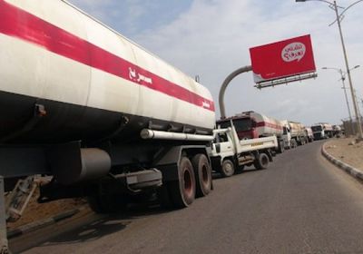 شاحنات تنقل محروقات إلى محطات كهرباء عدن