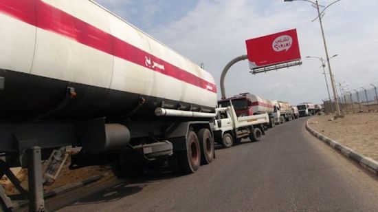 شاحنات تنقل محروقات إلى محطات كهرباء عدن