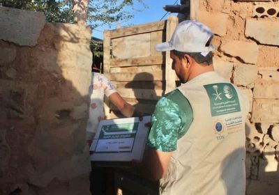 "سلمان للإغاثة" يوزع 2500 كرتون تمور بعتق