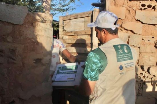 "سلمان للإغاثة" يوزع 2500 كرتون تمور بعتق